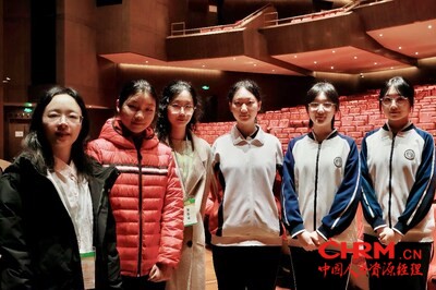 演出后，科技女生与剧组创作人员进行了交流