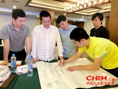 金贤敏（左2）与齐红基（左3）共同参加CEO特训班小组讨论学习