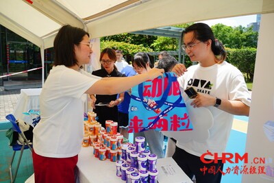 北京师范大学学子踊跃打卡 领取益达口香糖自在包