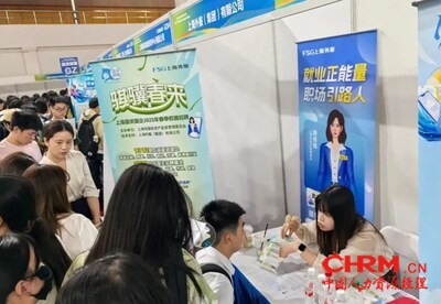 上海外服展位重点展示了“骐骥春来”、“夏日骐骥”等市国资国企校园招聘项目，引导现场求职者扫码投递简历，为求职者指导赋能