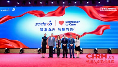 索迪斯标志性全球公益活动“Servathon to Care”启动仪式，从左到右依次是：索迪斯大中华区董事总经理韩意莎；上海市人民对外友好协会会长陈靖；索迪斯董事会主席兼首席执行官苏菲·白龙；法国驻上海总领事王度（Joan Valadou）；索迪斯亚太、中东和非洲地区（APMEA）及巴西和拉丁美洲区洲际总裁丁牧江；上海市徐汇区民政局局长周莹