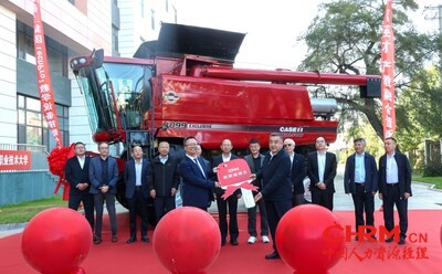 捐赠的凯斯AF4099联合收割机