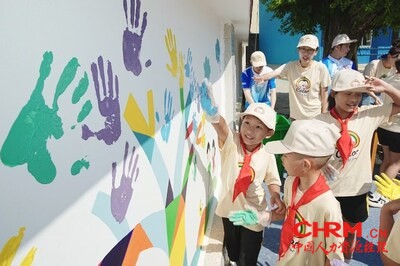 嘉宾与学生代表共绘希望之树