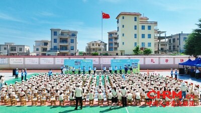 湛江钢铁党委书记、董事长韩仁义，党委副书记、纪委书记孟令军；湛江经开区党工委委员、管委会副主任韩伟雄；立邦中国首席运营官孙荣隆、TUB事业群总裁李汉明、工业涂料事业部总经理徐伟；江苏谭佑建筑工程有限公司董事长胡爱林出席活动；经开区教文广电旅体局、农业农村海洋局、东简街道、东简小学、龙水小学，以及湛江钢铁、立邦中国相关代表参加活动