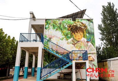 艺术家Sortwo为校园创作了主题墙绘《阳光下的牡丹与少女》