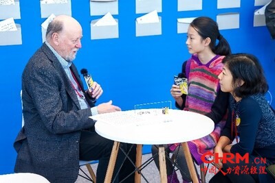 2021年图灵奖得主杰克·唐加拉(Jack DONGARRA)与科技女生代表近距离对话 2021年图灵奖得主杰克·唐加拉(Jack DONGARRA)与科技女生代表近距离对话