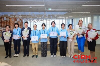 优秀汇报小组获颁“星动小组”证书,并代表全体科技女生向科学家嘉宾献花 优秀汇报小组获颁“星动小组”证书,并代表全体科技女生向科学家嘉宾献花