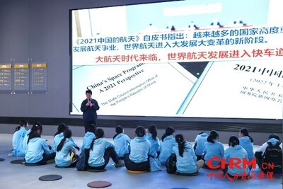 中国科学院微小卫星创新研究院科学所副所长陈雯为女生们授课 中国科学院微小卫星创新研究院科学所副所长陈雯为女生们授课