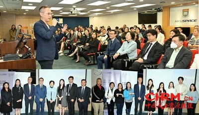 安智环球集团创办人暨董事长张博士向顺利完成课程的学员颁授证书并予以勉励。