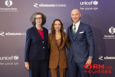 左起：Elisabetta Falcetti（欧洲复兴开发银行土耳其和高加索区董事总经理）、İpek Ilıcak Kayaalp（ Rönesans Holding董事会主席）、Paolo Marchi（联合国儿童基金会土耳其代表）