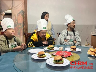 孩子们在专心学习中