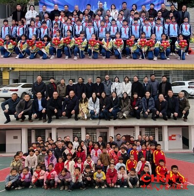 安智环球公益项目落成现场合影，见证新校舍与设备完工的美好时刻。