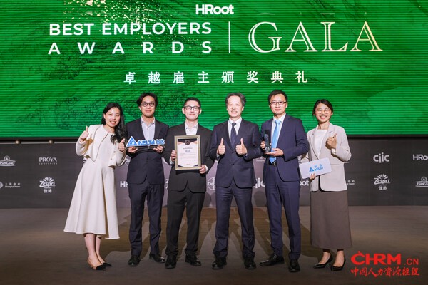 台达全球人资长陈启祯（左）与台达中国人资长吴育豪（右）共同出席HRoot颁奖典礼。