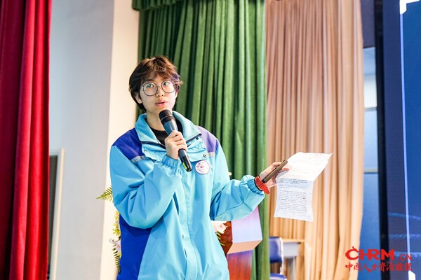 高三科技女生代表张天美分享见闻