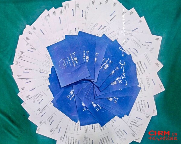 高一学生们将科学疑问与未来梦想书写于特制明信片