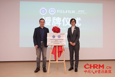 瑞金医院胸外科副主任医师韩丁培（左）与富士胶片智慧医疗技术培训中心运营负责人马丽莉（右）共同为合作培训基地揭牌