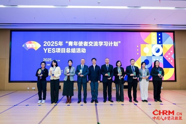 Visa中国区总裁尹小龙（左四）出席“YES项目朋友圈”合作机制启动仪式