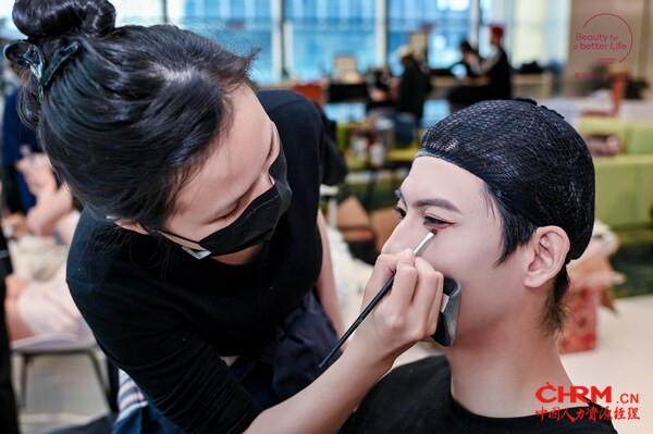 “妆娘”现场为体验者打造妆容