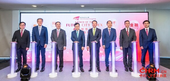 城大首次发布“未来城市指数2025”。香港特区政府劳工及福利局局长孙玉菡先生（左四）、城大校董会主席魏明德教授（右四）、城大署理校长李振声教授（左三）、引进重点企业办公室主任任景信先生（左二）、立法会议员梁子颖先生（右二），联同城大高级副校长（创新及企业）杨梦苏教授（右三）、协理副校长（创新）兼城大创新学院院长谢智刚教授（左一）、城大创新学院“全球人才流动数据中心”总监王小辉教授（右一）主持启动仪式。