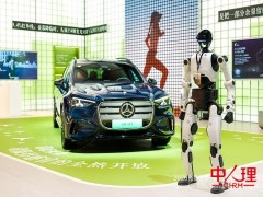 北京人形机器人携手奔驰 天工3.0出任「硅基推荐官」
