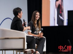 谷爱凌亮相新加坡管理大学KFF Inspiring Women Leadership Series活动