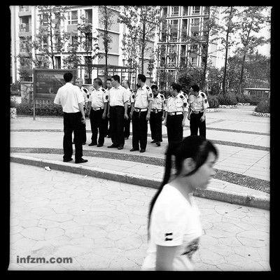 在学生工们“实习”的厂区,总有大量保安在巡逻 在学生工们“实习”的厂区,总有大量保安在巡逻