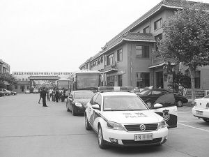 宁津出动警车为应聘大学生开道