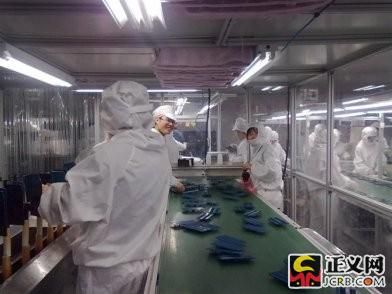 学生在富士康工厂从事流水线工作。学生手机拍摄