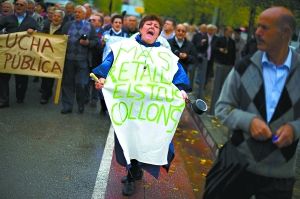 11月16日,西班牙巴塞罗那,示威者抗议公共卫生经费减少。 11月16日,西班牙巴塞罗那,示威者抗议公共卫生经费减少。