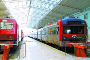 11月24日，葡萄牙首都里斯本城区火车站的火车停止运营。葡萄牙两个主要工会当日组织全国罢工，抗议政府为获取外部援助而紧缩财政。