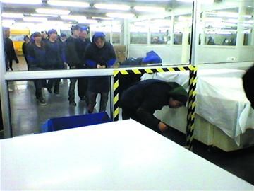 女员工钻洞 女员工钻洞