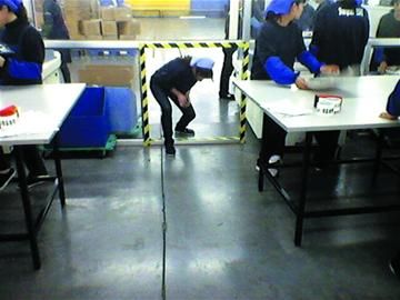 一名女员工正钻洞 一名女员工正钻洞