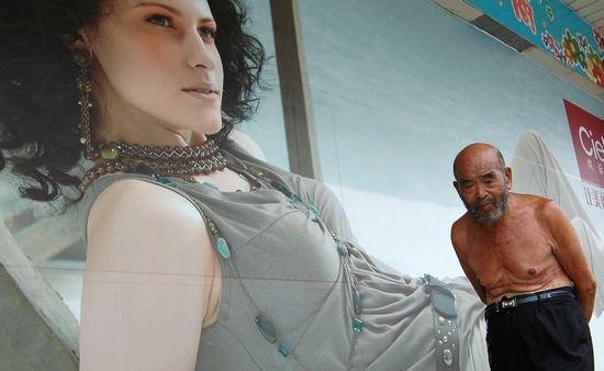 本文作者认为,扩大劳动力总体规模和降低社会对老年人的供养负担,不应该在当前的临近退休年龄人口身上做文章。