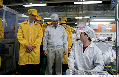 昨天，苹果CEO库克造访了富士康郑州工厂。