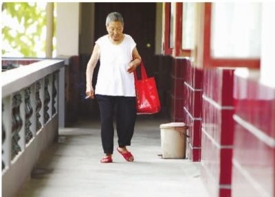 长沙市郊的一所敬老院内,一位住在单间的老人起身下楼吃饭。记者 童迪 摄 长沙市郊的一所敬老院内,一位住在单间的老人起身下楼吃饭。记者 童迪 摄