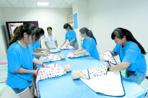 大学生保姆堪比空姐媲美模特 工资仅1800元(图)