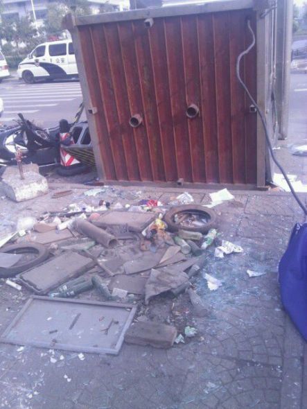 被推倒的警亭(图片来自百度太原富士康贴吧) 被推倒的警亭(图片来自百度太原富士康贴吧)