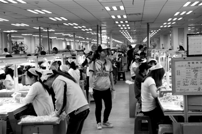 揭秘富士康:机械难熬凌晨4点的流水线