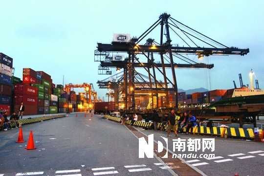 一些工人码头静坐，争取合理加薪。