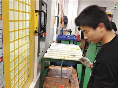 4月20日凌晨,廊坊富士康园区内仍在生产线上的夜班工友“抓空”闭眼休息。 4月20日凌晨,廊坊富士康园区内仍在生产线上的夜班工友“抓空”闭眼休息。